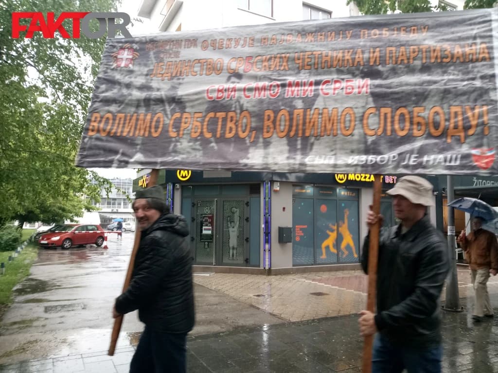 "Besmrtni puk" u Banjoj Luci s transparentom "Jedinstvo srbskih četnika i partizana"