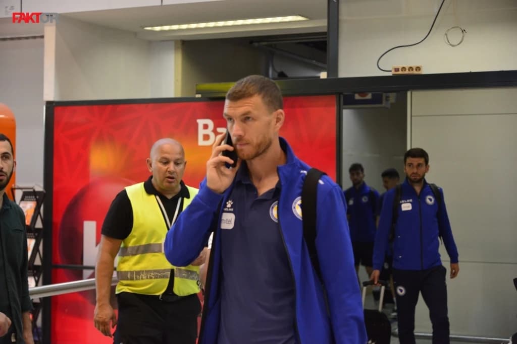 Let kasnio dva sata: Fudbaleri BiH vratili se u Sarajevo
