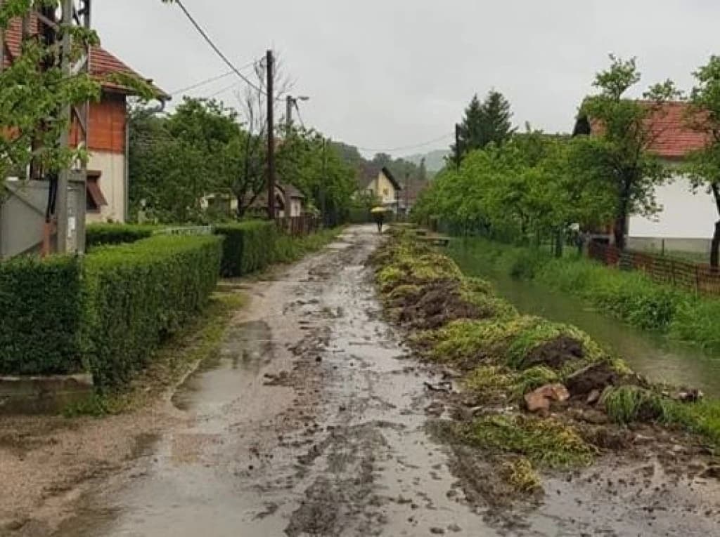 Poplavljeni brojni objekti u Cazinu, u prekidu saobraćaj preko više mostova