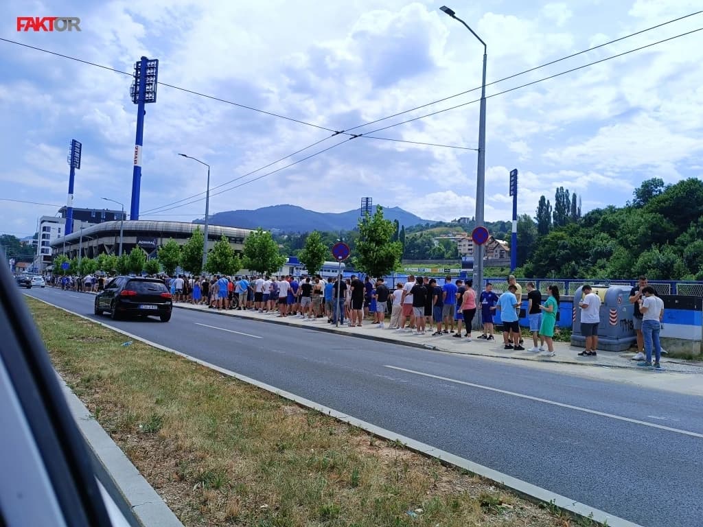 Ogromne gužve na Grbavici, navijači Želje od ranog jutra čekaju ulaznice za Neftchi