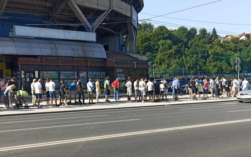 I danas "ludnica" na Grbavici: Velike gužve, svi žele gledati Želju protiv Neftchija