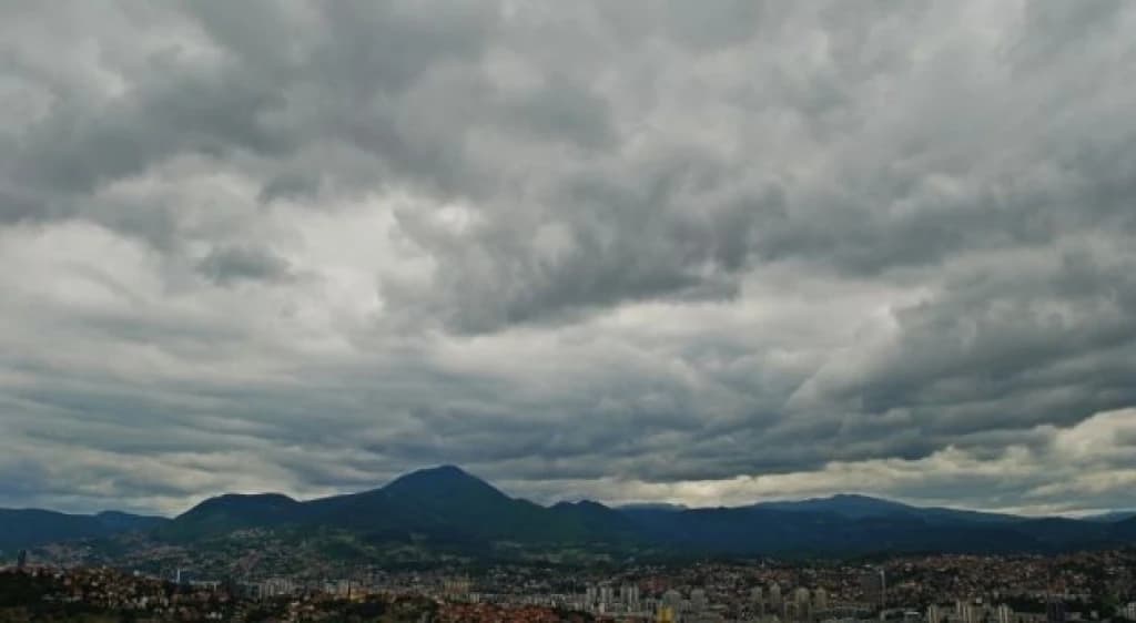 U većem dijelu zemlje oblačno, sunčanije u Hercegovini i dijelovima Bosne