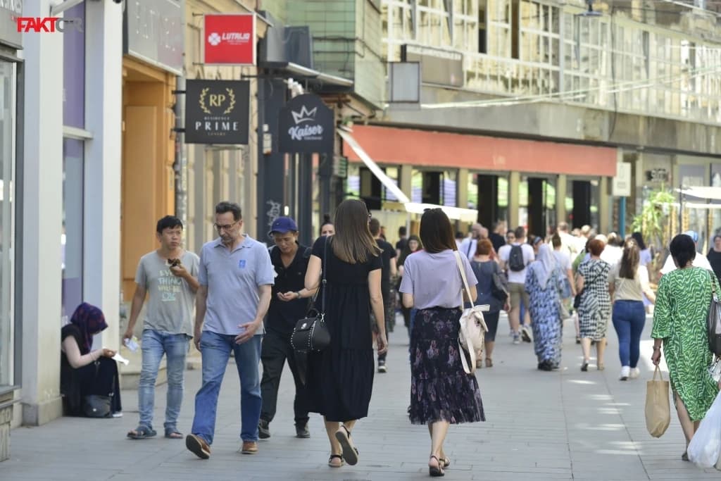 Sunčano, u popodnevnim satima mogući pljuskovi, grmljavina...