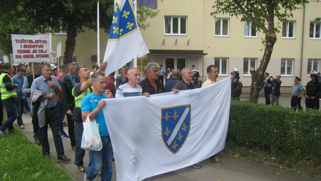 Radnici GIKIL-a tokom jednog od protesta u TUzli
