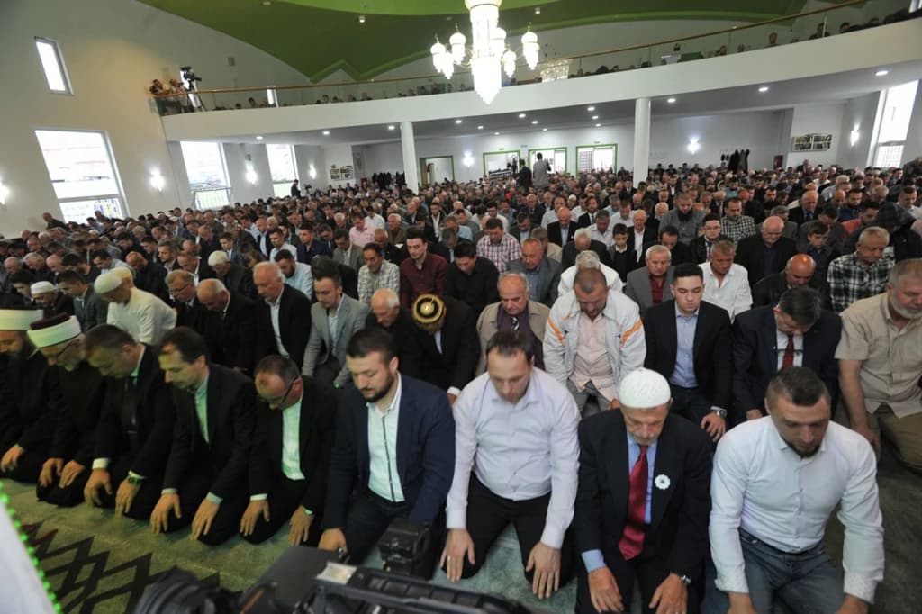 Džamija "Kralja Abdulaha" u Tuzli: Klanjan bajram-namaz