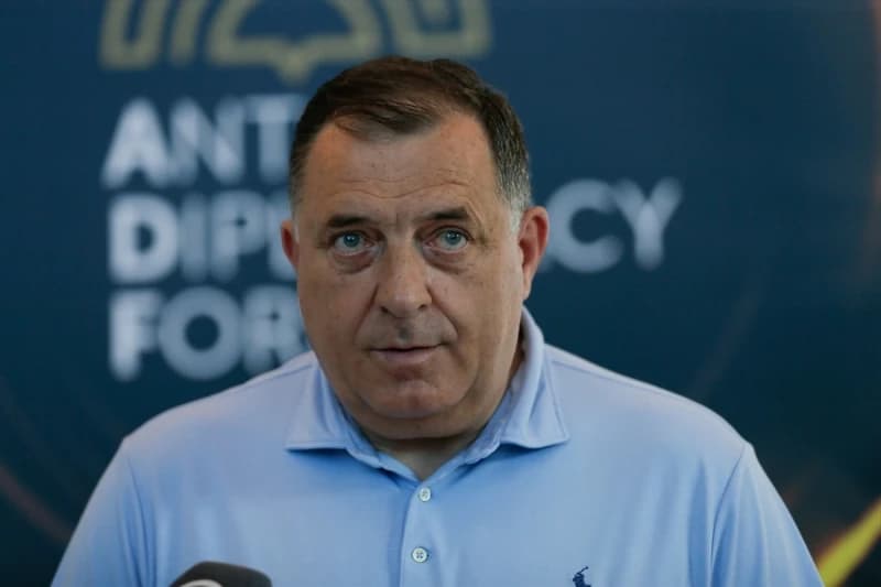 Dodik bi volio da Vučić nije primio Schmidta: On nije visoki predstavnik