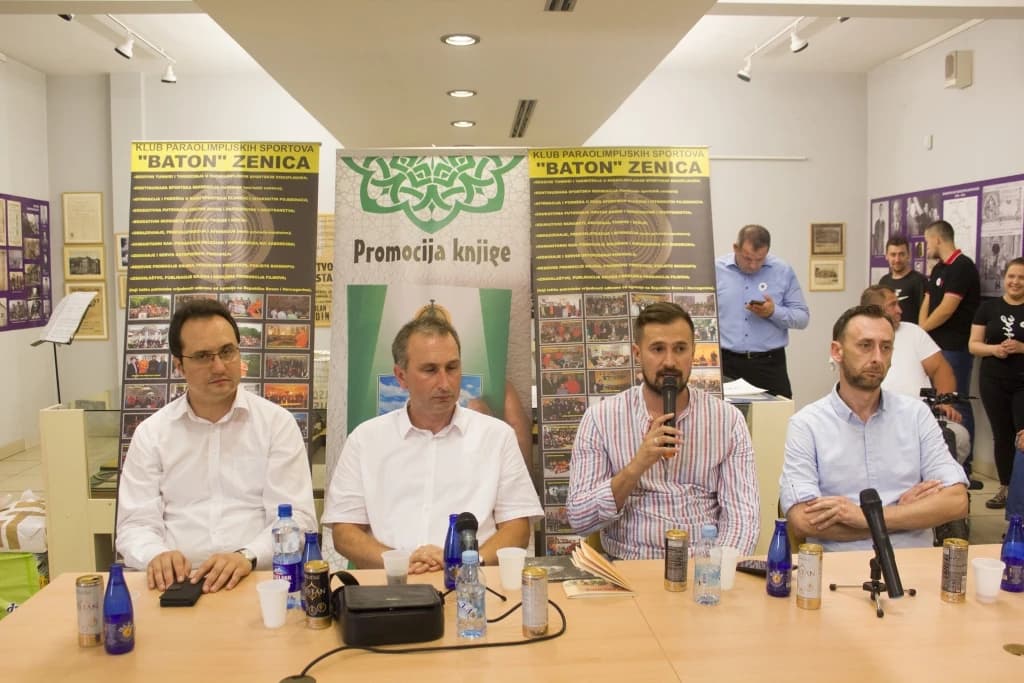 O stradanjima u Srebrenici: Emir Bektić promovisao knjigu "Kad osvaneš sam"