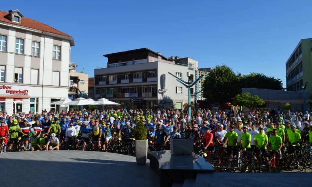 Biciklisti i maratonci krenuli iz Bihaća put Srebrenice