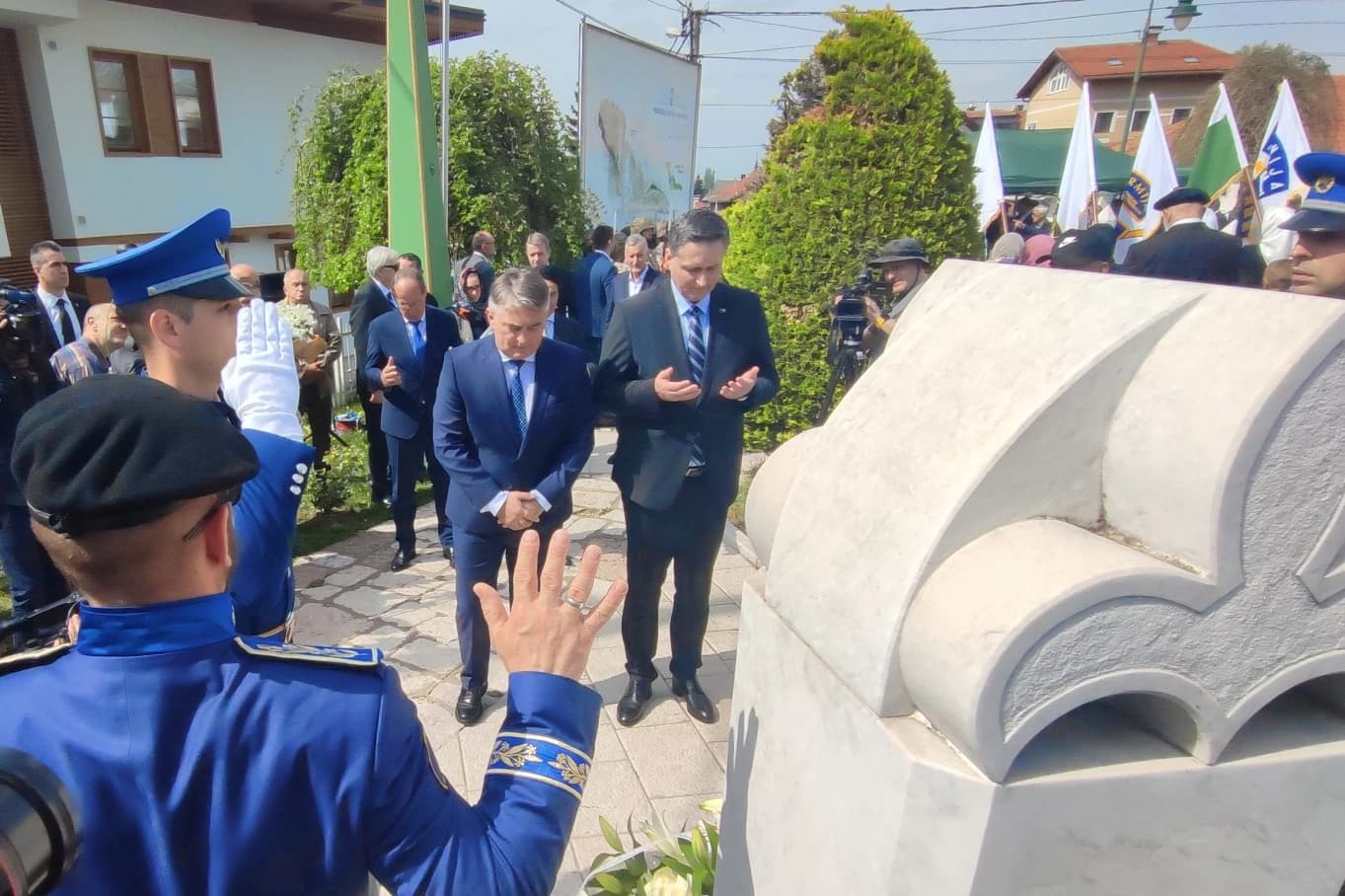 Denis Bećirović i Željko Komšić na Šehidskom mezarju Kovači u Sarajevu