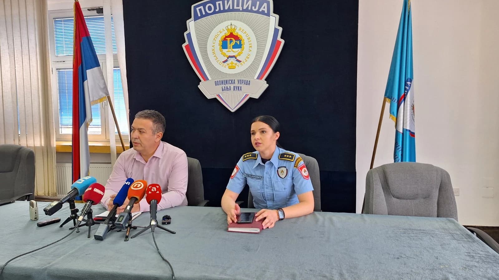 S konferencije za novinare