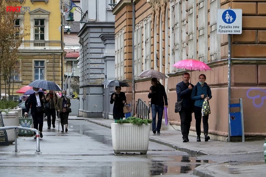 Rijetko može pasti malo kiše ili u poslijepodnevnim satima kratkotrajan pljusak