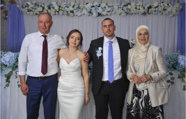 Na fotografiji Helez grli svoju kćerku, a tu su i ministrova supruga i zet