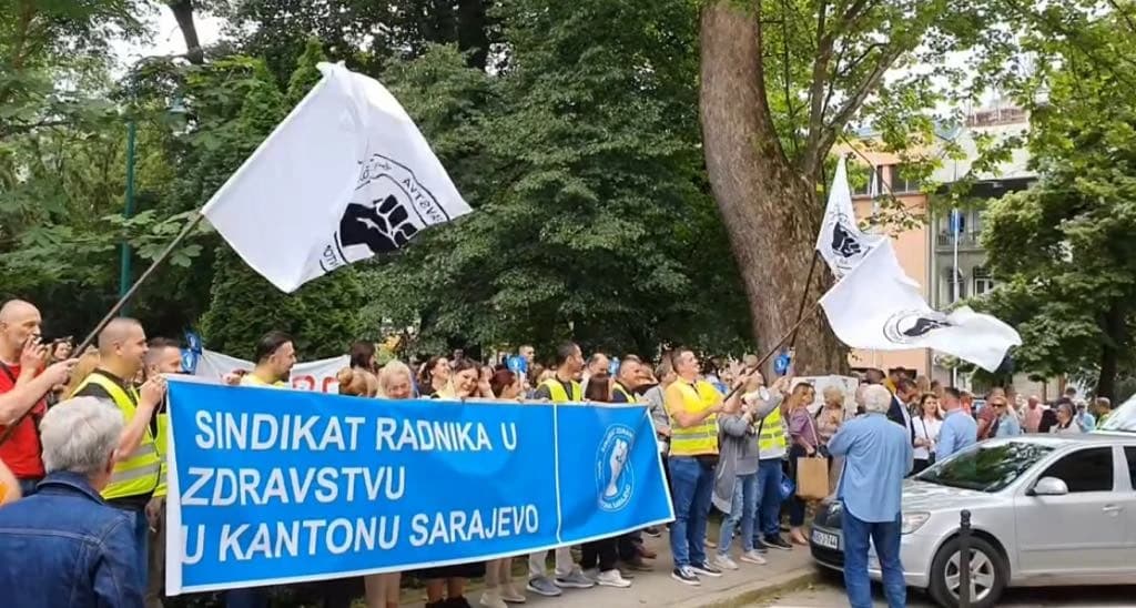 Sa protesta ispred zgrade Vlade KS