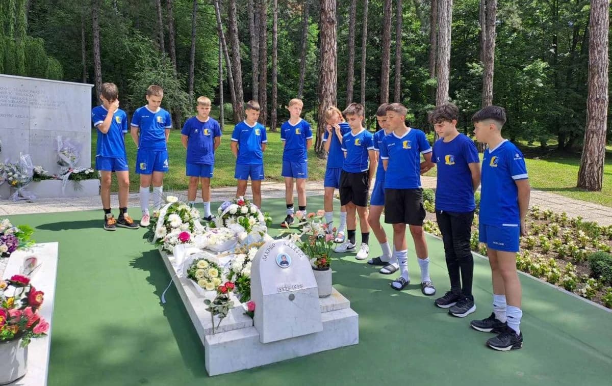 Dječaci SK Bambi odali počast ubijenoj mladosti Tuzle, naklonili se najmlađoj žrtvi, bratu saigrača Arslana