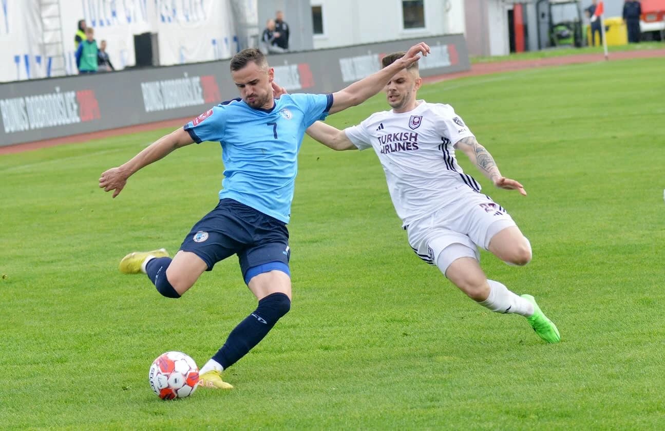 Ajdin Nukić (s loptom)