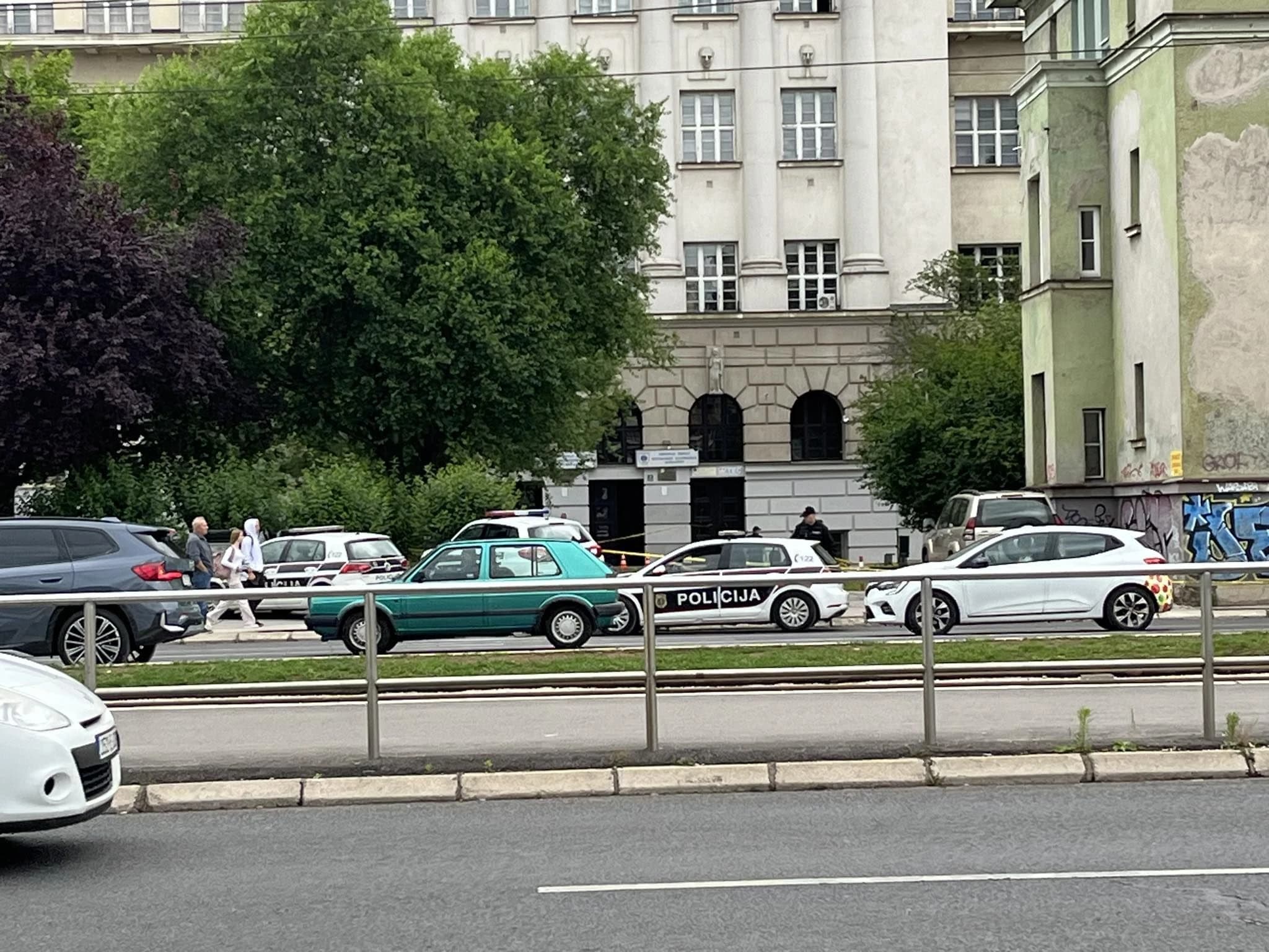 Policija ispred Srednje mašinske tehničke škole u Sarajevu