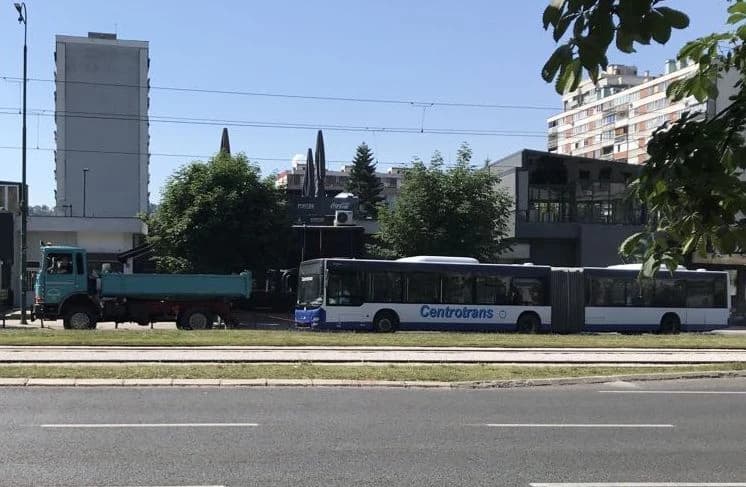 Autobus je odvučen sa mjesta događaja