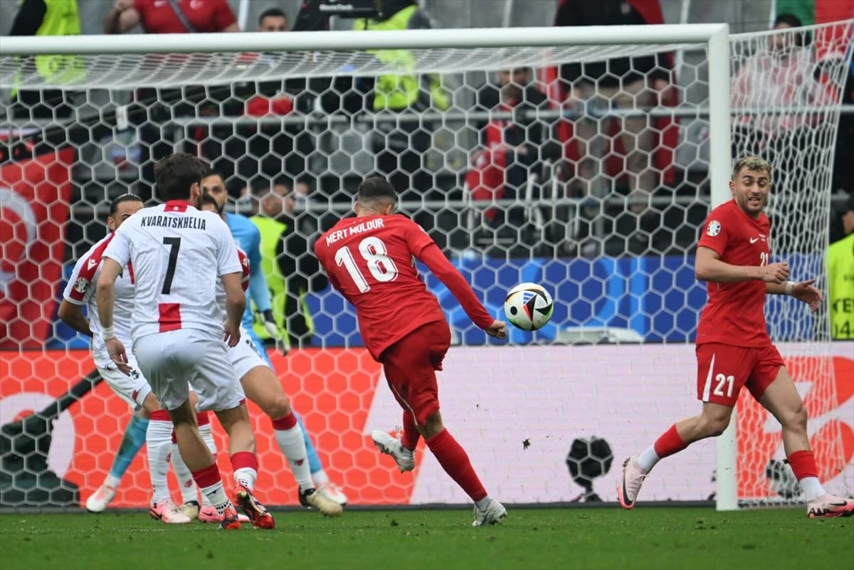 Mert Muldur postiže euro-gol za 1:0