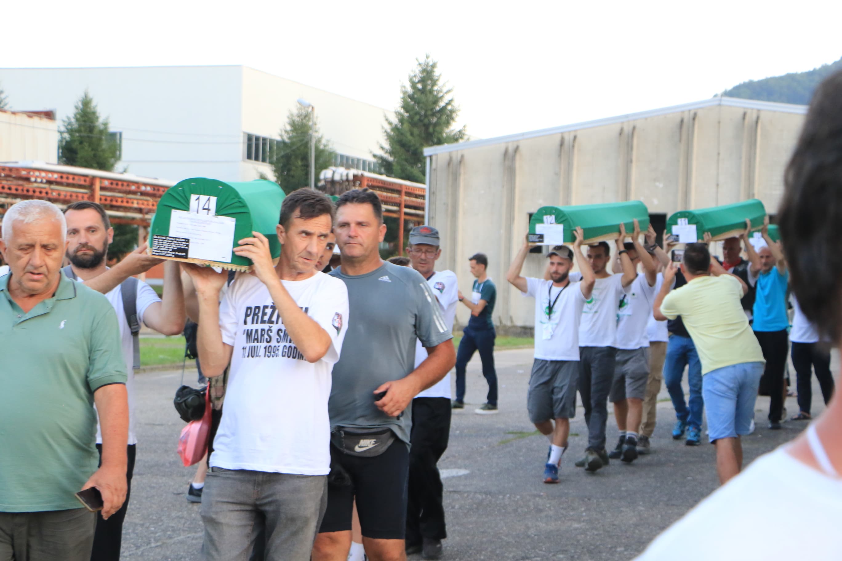 Iznošenje tabuta, Žrtve genocida, Srebrenica, Potočari,