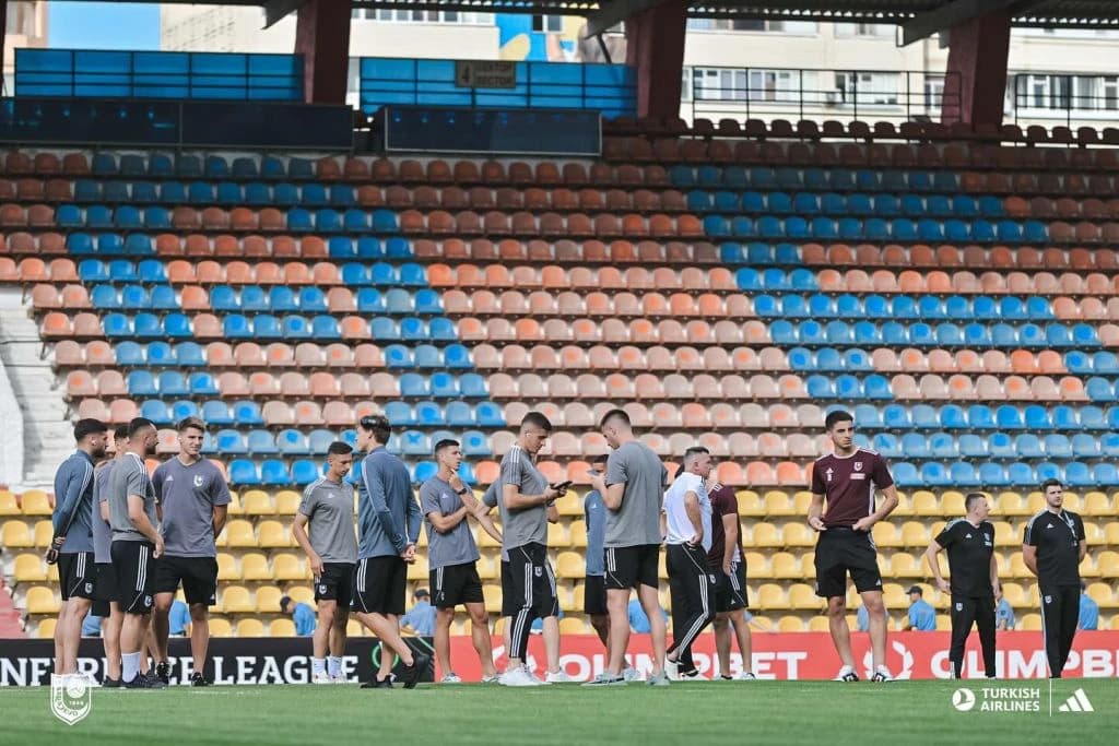 Nogometaši Sarajeva na terenu stadiona u Kazahstanu