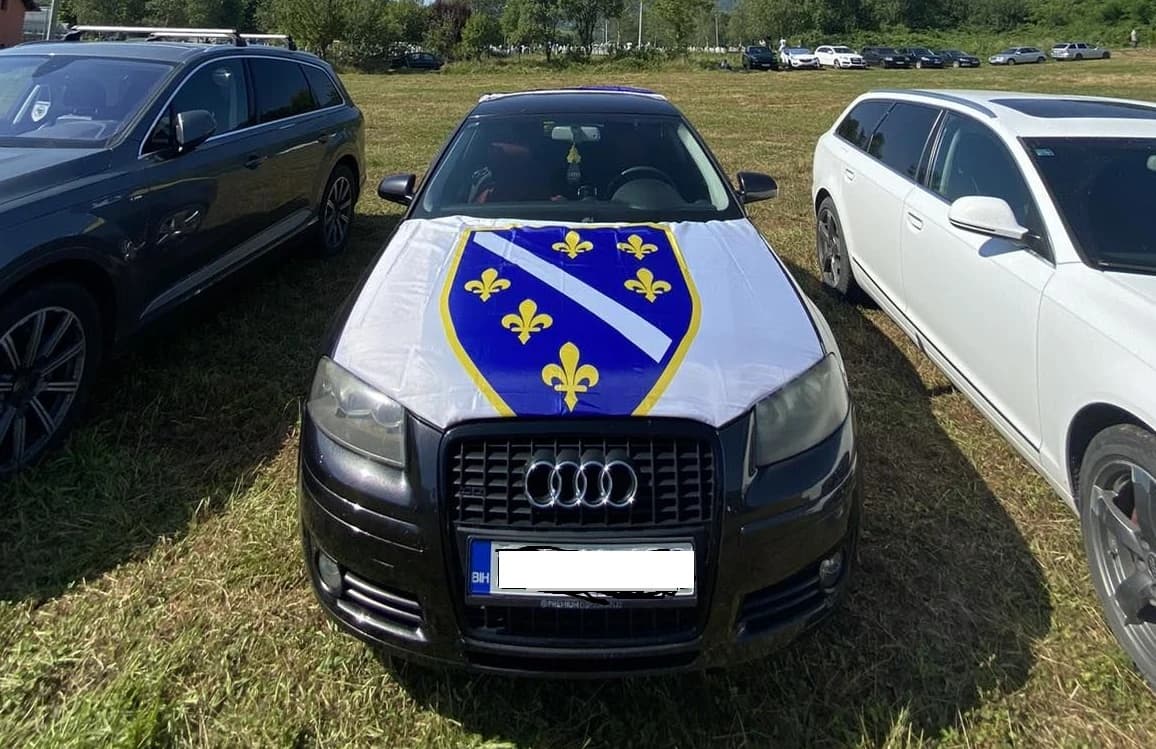 Sanelov automobil sa zastavom