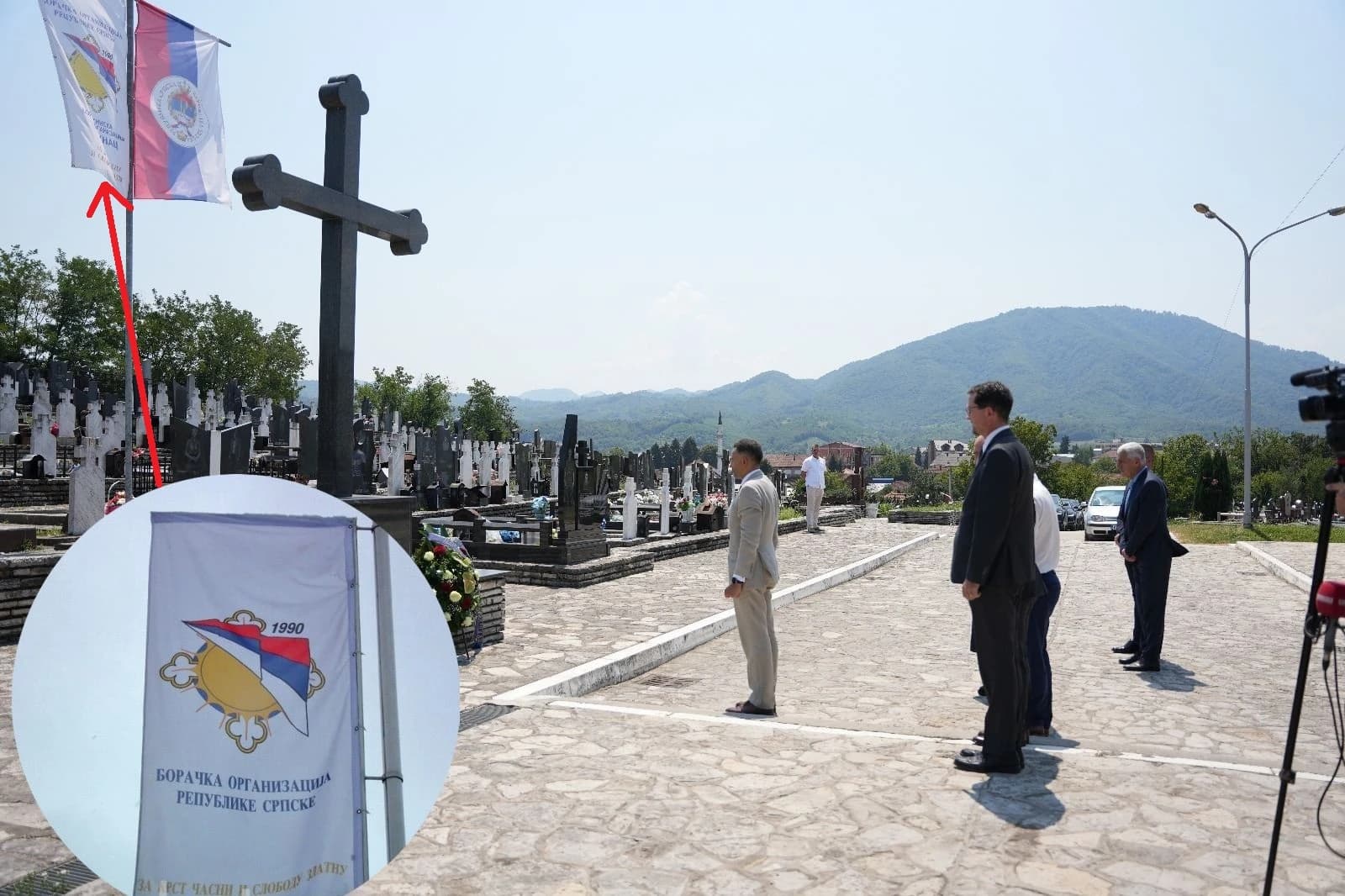 Članovi iz Delegacije EU na groblju u Bratuncu gdje je izvješena zastava boračke organizacije RS-a