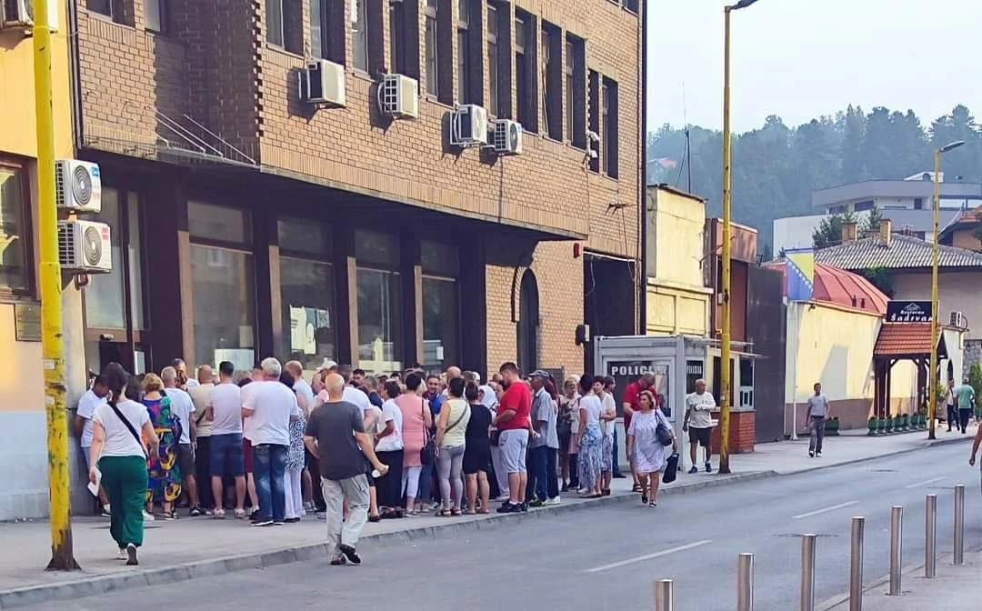 Gužva ispred šalter sale u Tuzli