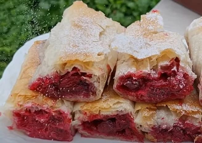 Desert koji će vas osvježiti u ovim toplim danima: Pripremite pitu s višnjama