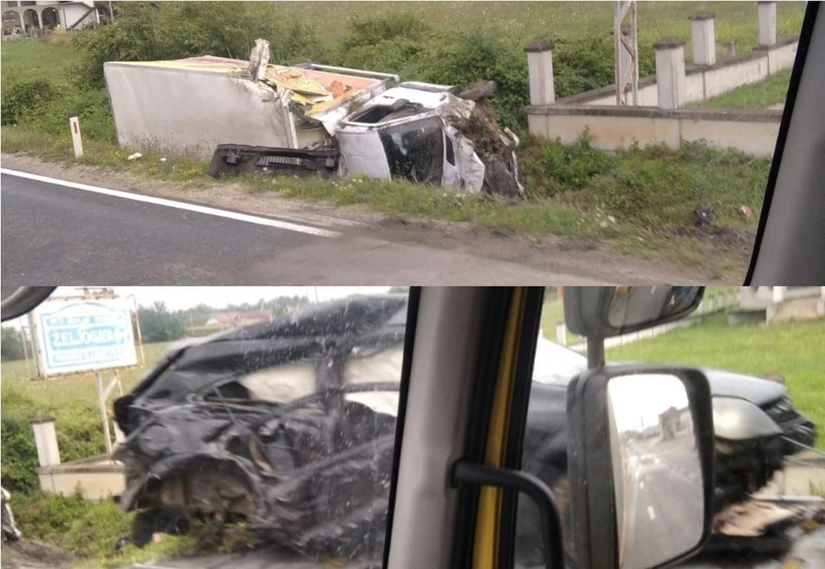 Oba vozila potpuno uništena