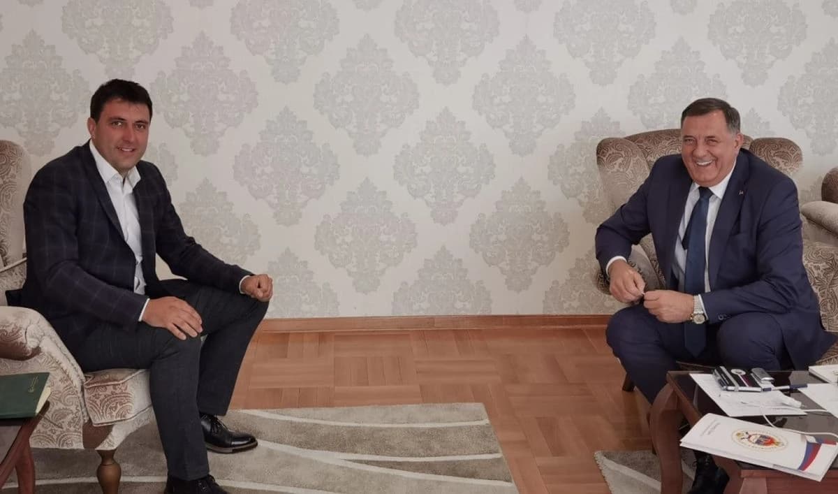 Bašević sa stranačkim predsjednikom Dodikom