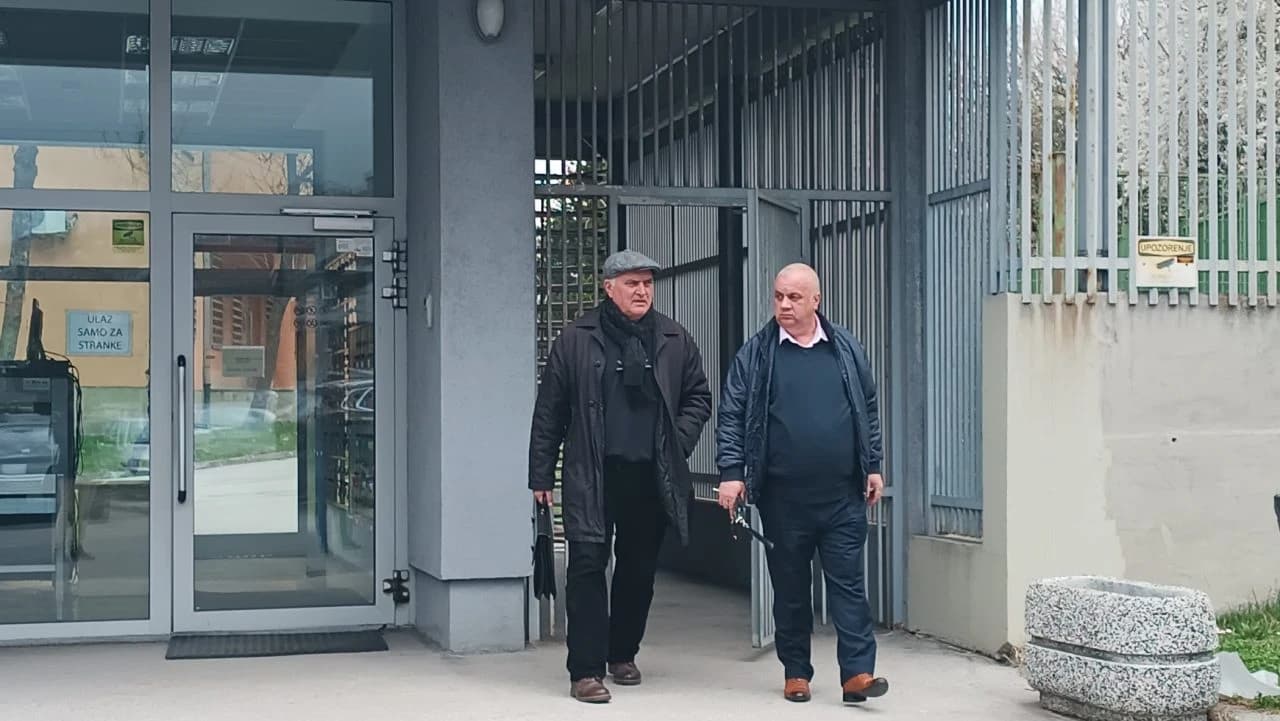 Pavlović (desno) s braniocem Mirkom Blagojevićem