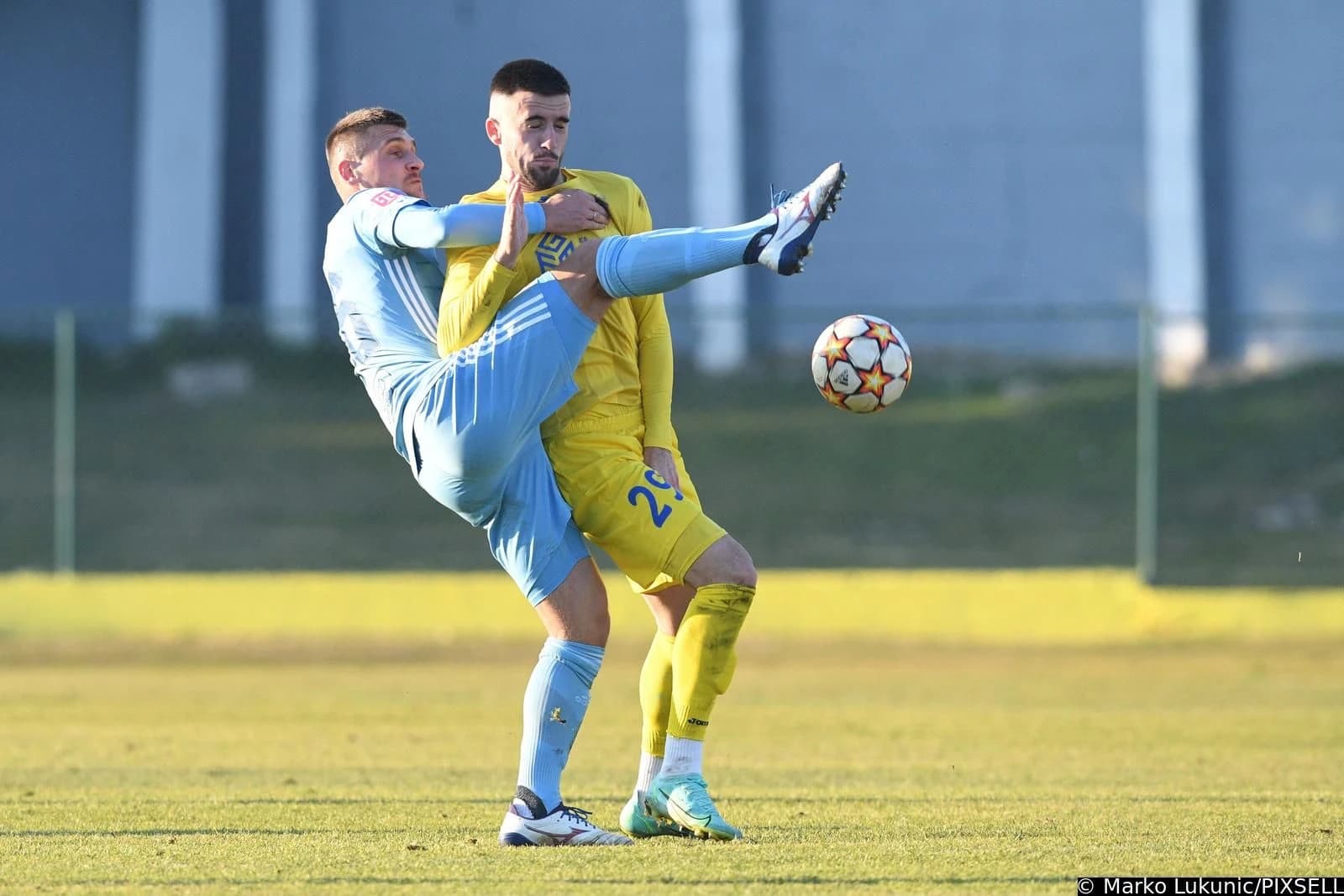 Arnel Jakupović (desno) u dresu Domžala