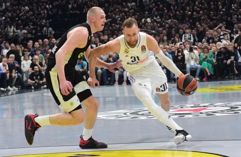 Alen Smailagić u duelu sa Džananom Musom