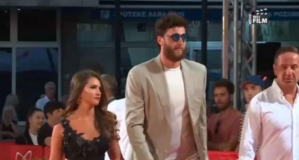 Jusuf Nurkić sa  djevojkom Eminom Durić prošetao je crvenim ćilimom SFF-a