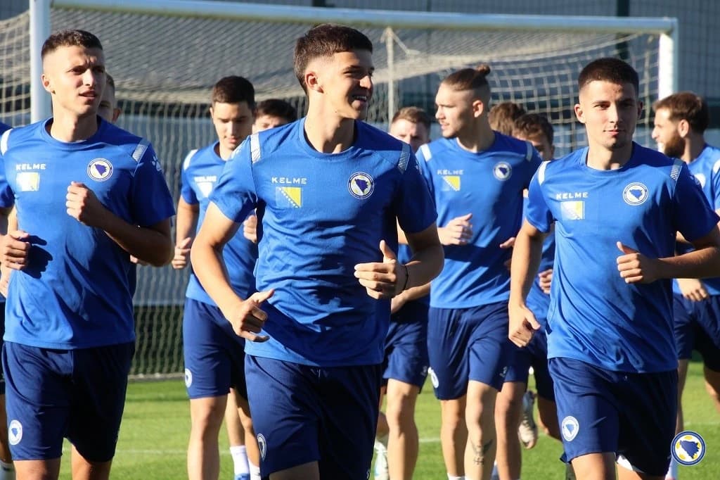 Tarik Muharemović (u sredini)