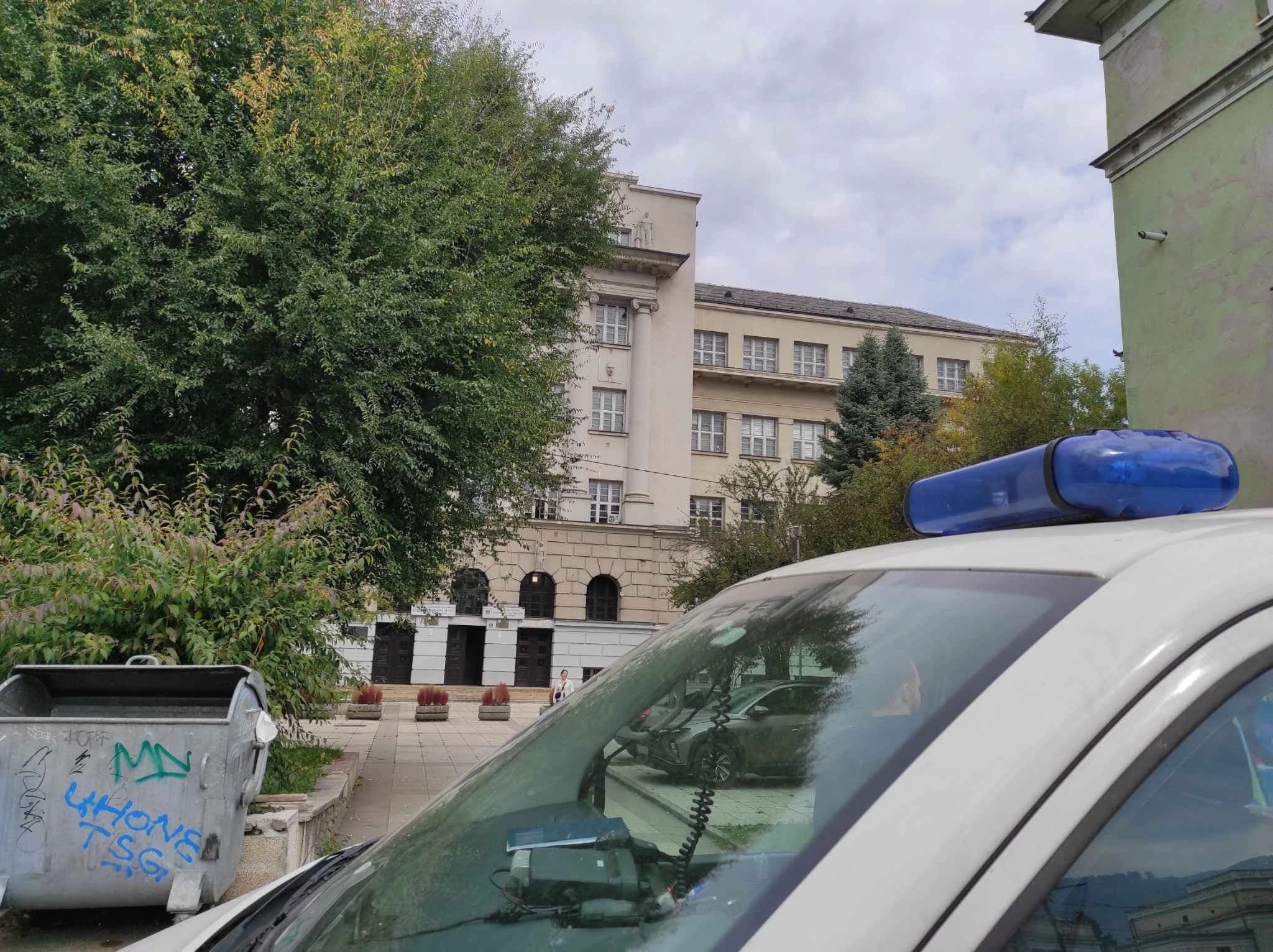 Uviđaj nakon pucnjave ispred Srednje škole metalskih zanimanja