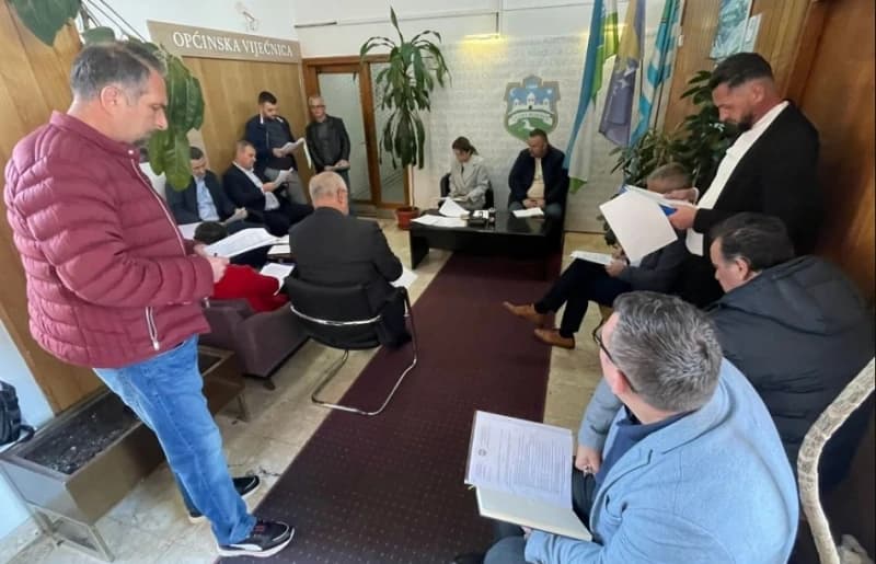 Općinsko vijeće zasjedalo i u hodniku zbog opstrukcija