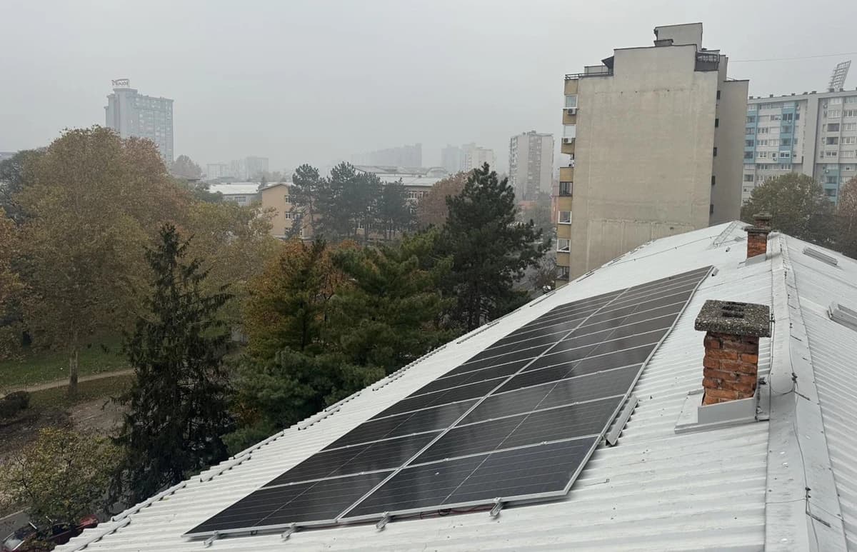 Solarni paneli na krovu škole