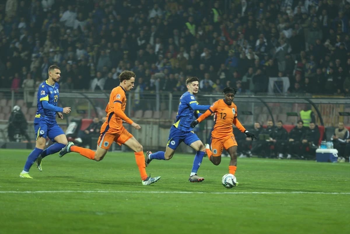 Gigović i Džeko u borbi za loptu s nizozemskim igračima