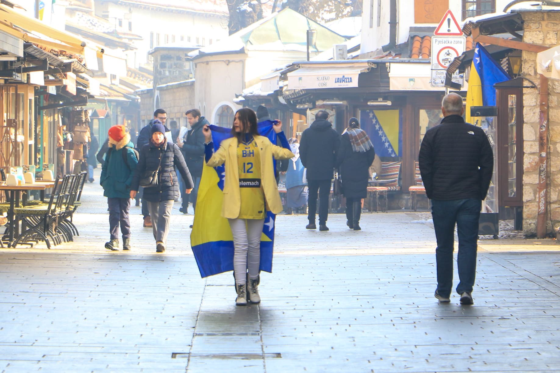 Dan državnosti, djevojka sa zastavom bih