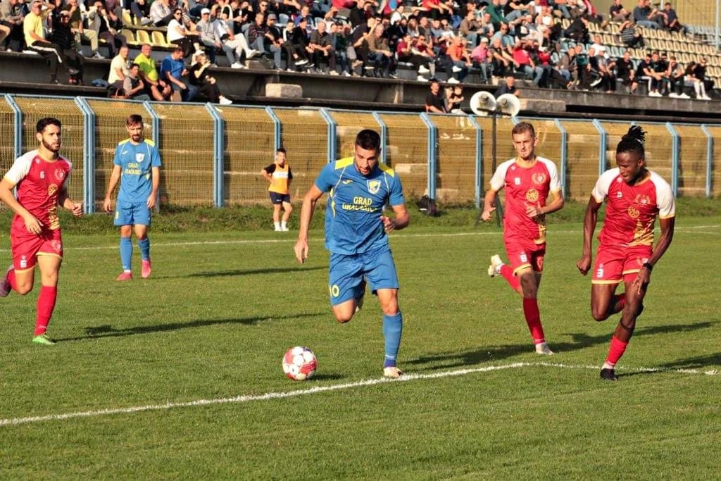 Edis Smajić (s loptom)