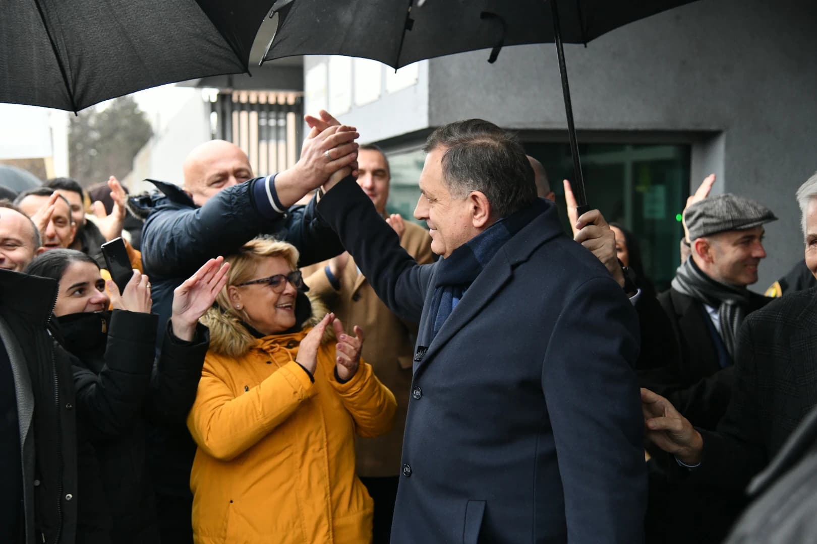 Milorad Dodik sa pristalicama ispred Suda BiH