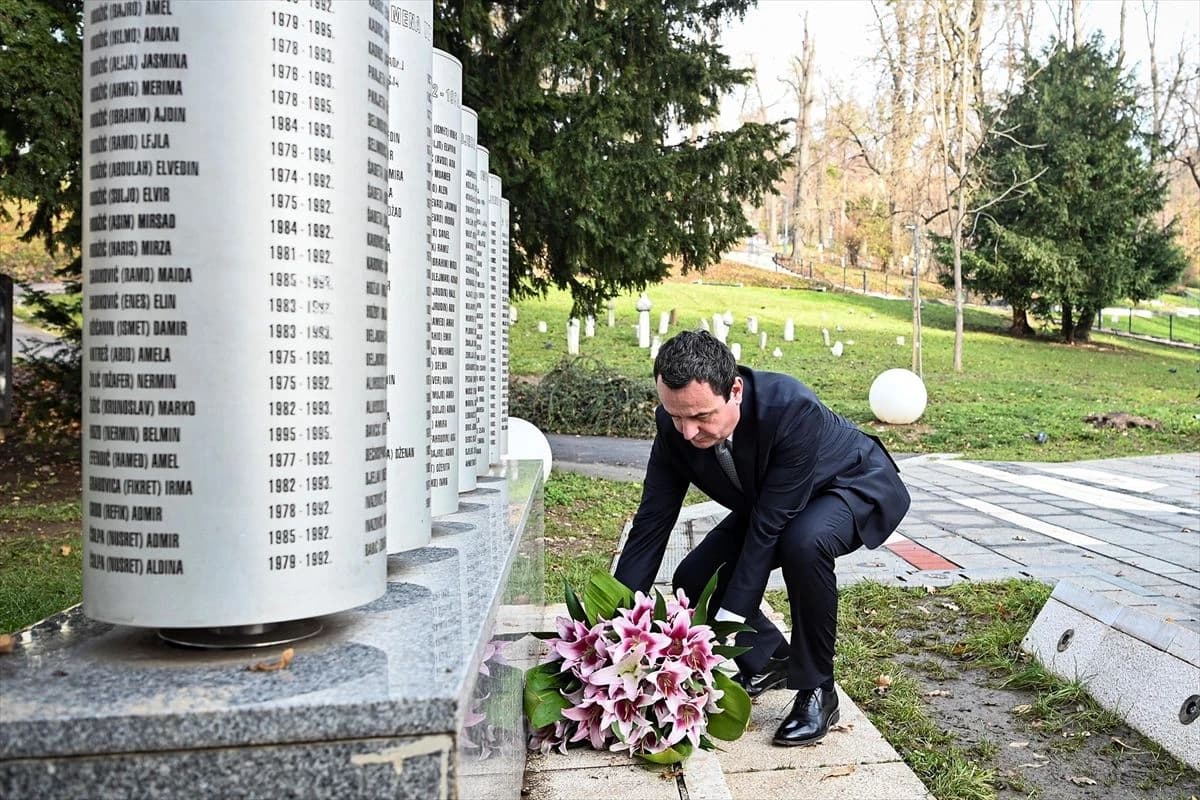 Albin Kurti odao je počast ubijenoj djeci opkoljenog Sarajeva