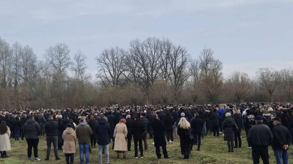 Sahrani su prisustvovali pored rodbine, prijatelja, školskih drugova i veliki broj građana