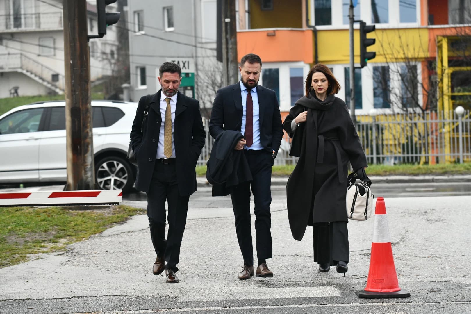 Hodžić s pravnim zastupnicima pri dolasku pred Sud BiH