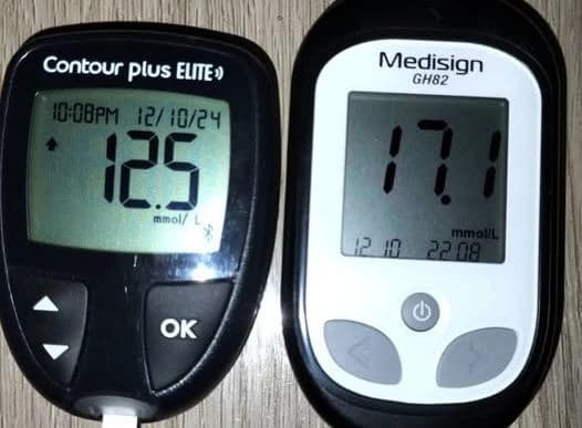 Glukometar "Medisign" (desno) pokazuje vrijednost šećera u krvi 17.1, a drugi "Contour plus Elite" (lijevo) 12.5