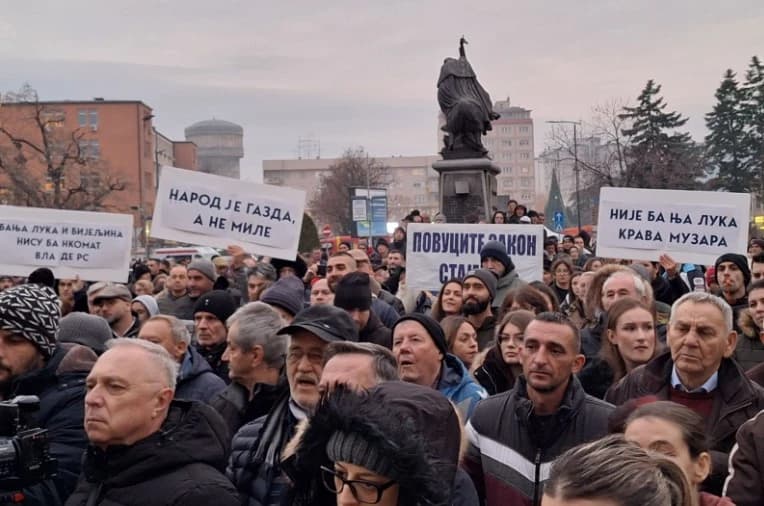 Veliki broj Bijeljinaca na protestima