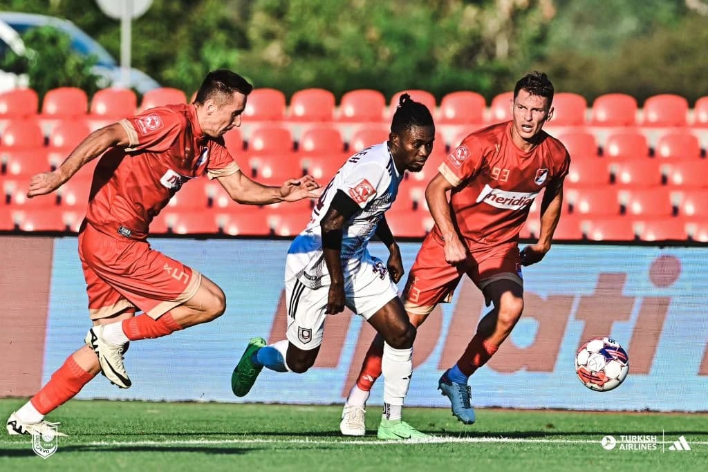 Omić (broj 5) u duelu protiv FK Sarajevo