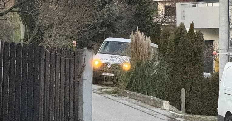 Policija ispred kuće