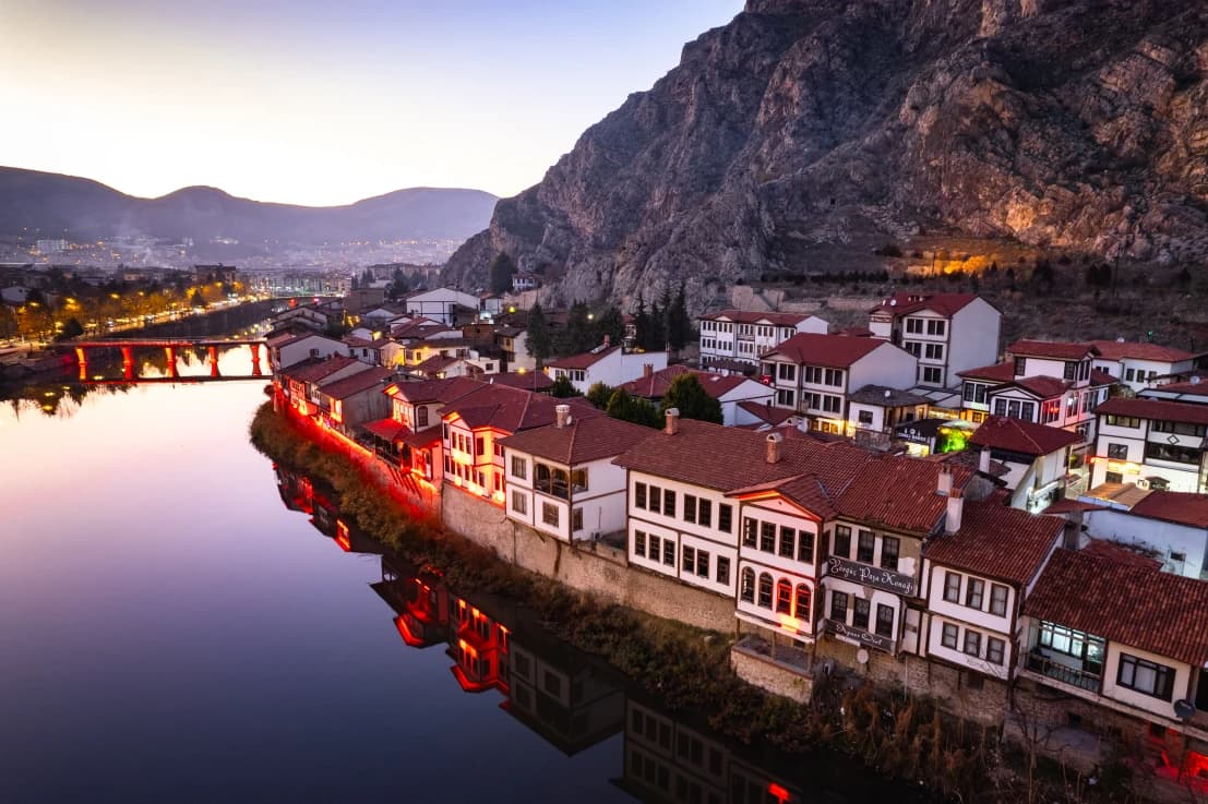 Kuće smještene na obje strane rijeke Yesilirmak u Amasyi